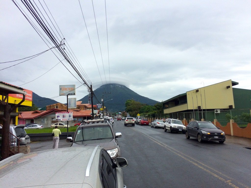 Die Hauptstraße in La Fortuna. Im Hintergrund lässt sich der Vulkan doch nochmal blicken.
