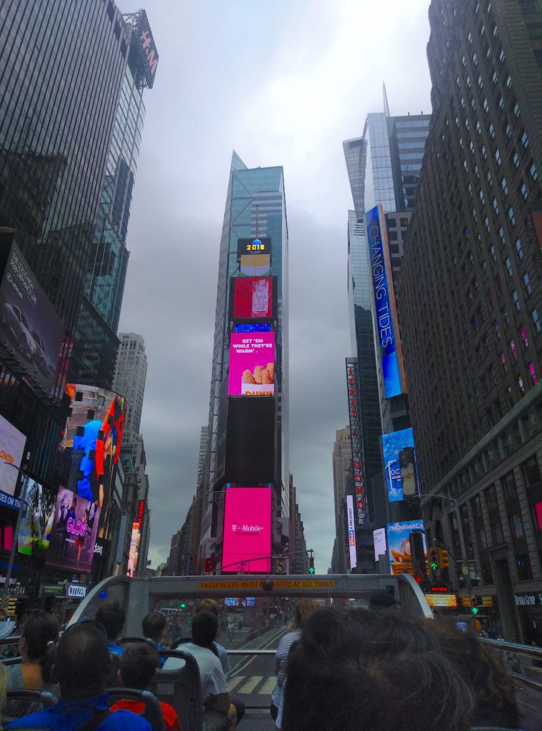 Times Square vor dunkle Wolken