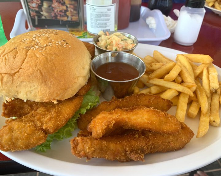 Frittierter Fisch, Burger, Dip und Pommes - Essen und Trinken in Belize