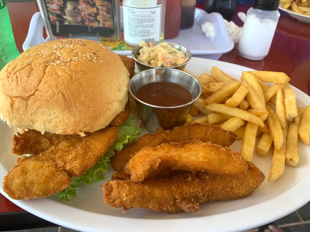 Frittierter Fisch, Burger, Dip und Pommes - Essen und Trinken in Belize