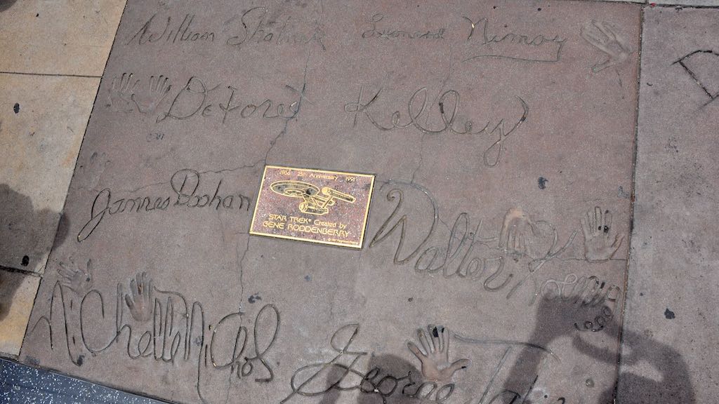 Fußabdrücke und Unterschriften der ausgezeichneten Stars am Walk of Fame in Los Angeles