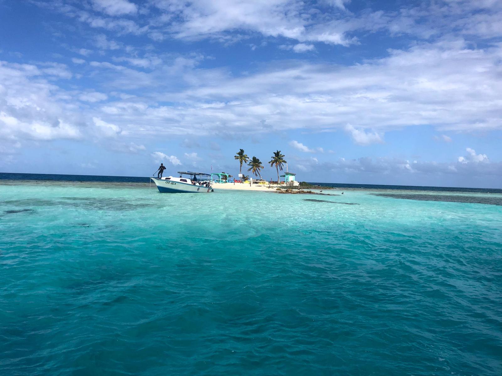 Ein Boot an einer traumhaften kleinen Insel in der Karibik in Belize