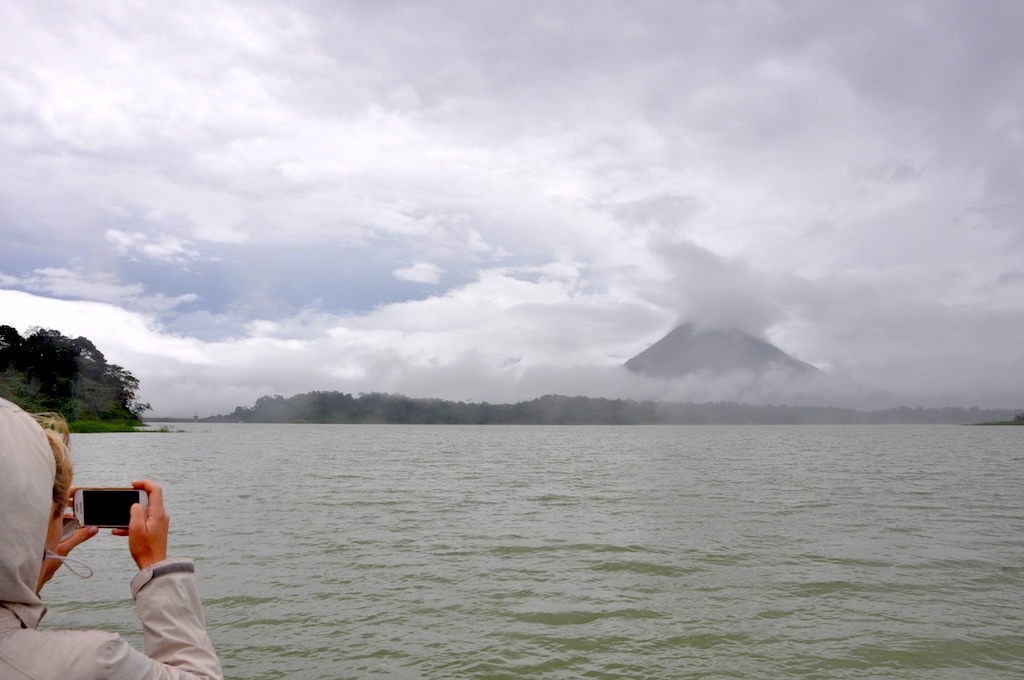 Blick auf den Vulkan Arenal bei Anreise per Boot
